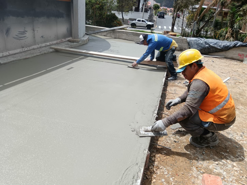 La Unidad Ejecutora de Proyectos del Municipio de Cuenca, continúa transformando la infraestructura vial de la ciudad con la pavimentación rígida, de nueve nuevas calles en las parroquias urbanas: Bellavista, Huayna Cápac, El Vecino, Hermano Miguel y Yanuncay.