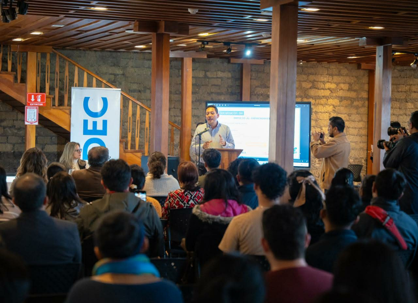 La Empresa Pública Municipal de Desarrollo Económico EDEC EP, en coordinación con la Universidad de Cuenca, realizó este lunes 27 de abril la primera jornada de socialización del proyecto: “Impulso al Emprendimiento Local 2026”, una iniciativa orientada a fortalecer las capacidades productivas de emprendedores de todo Cuenca.