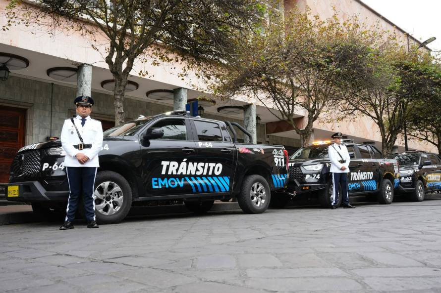 La Alcaldía de Cuenca, a través de la Empresa Pública Municipal de Movilidad, Tránsito y Transporte (EMOV EP), realizó la entrega simbólica de las llaves de 15 nuevos patrulleros y 305 uniformes completos para los Agentes Civiles de Tránsito, con el objetivo de fortalecer las labores de control, patrullaje y atención a la ciudadanía en las vías del cantón. El acto se cumplió esta mañana en el hemiciclo del Parque Calderón, en el marco del “Lunes Cívico”.