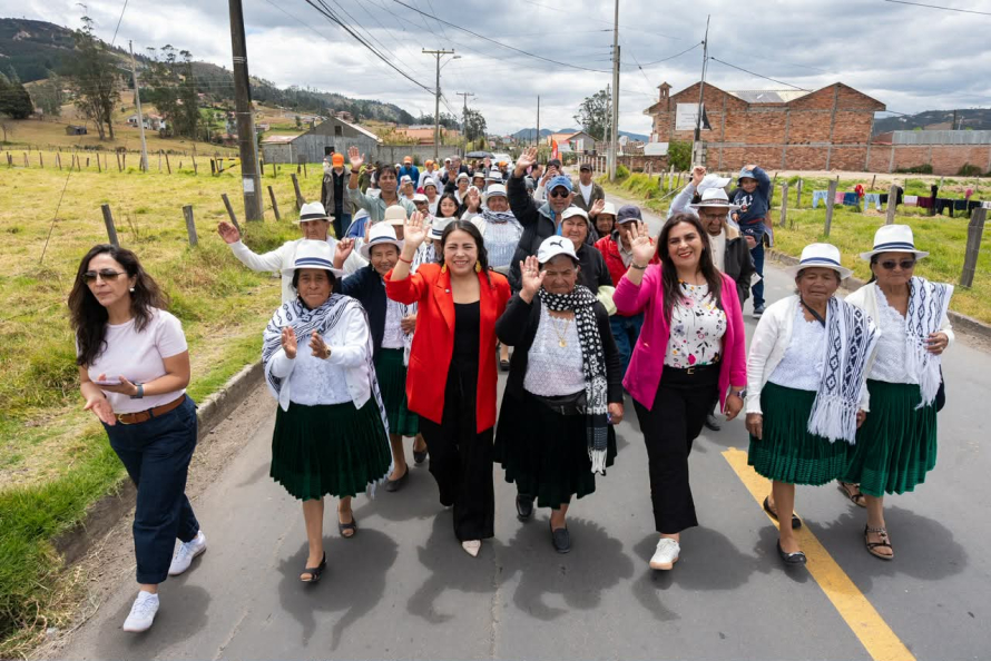 El sector de San Pedro de Escaleras – Churuguzo, en la parroquia Victoria del Portete, ya cuenta con un nuevo sistema de alcantarillado sanitario, obra ejecutada por ETAPA EP con una inversión superior a USD 238.000. La intervención benefició a 426 habitantes mediante la construcción de 1,3 kilómetros de redes y 35 nuevas conexiones domiciliarias.