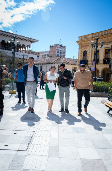 La “rehabilitación y construcción de la infraestructura física y eléctrica del espacio público patrimonial, del “Parque Calderón”, avanza según lo planificado. La mañana de este lunes se abrió el tercer cuadrante que implica un avance de obra del 75%. 