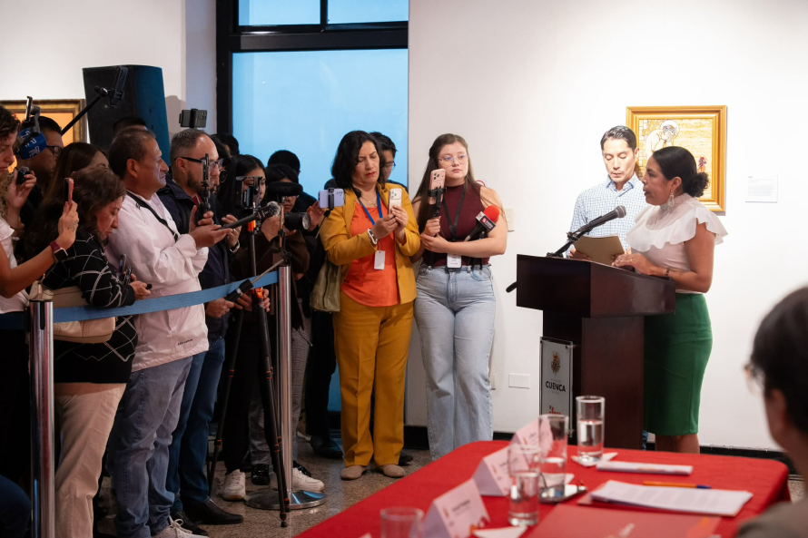 Con el objetivo de fortalecer la salud mental de la ciudadanía y generar espacios de acompañamiento para personas y familias que atraviesan procesos de duelo, el Municipio de Cuenca, a través de la Dirección de Desarrollo Social y Productivo, en coordinación con la Fundación Esperanza Inquebrantable Ecuador, presentó el conversatorio “Juntos en el Camino”, una iniciativa orientada a promover la prevención del suicidio y el fortalecimiento de redes de apoyo comunitario.