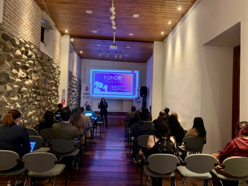 La seguridad también es parte de la experiencia turística. Con esta visión, la Alcaldía de Cuenca, a través de la Fundación Municipal Turismo para Cuenca, promueve “Cuenca Te Cuida”, una campaña que convoca al sector turístico a convertirse en un actor activo en la prevención del acoso y la violencia sexual contra las mujeres en los espacios públicos y turísticos de la ciudad.