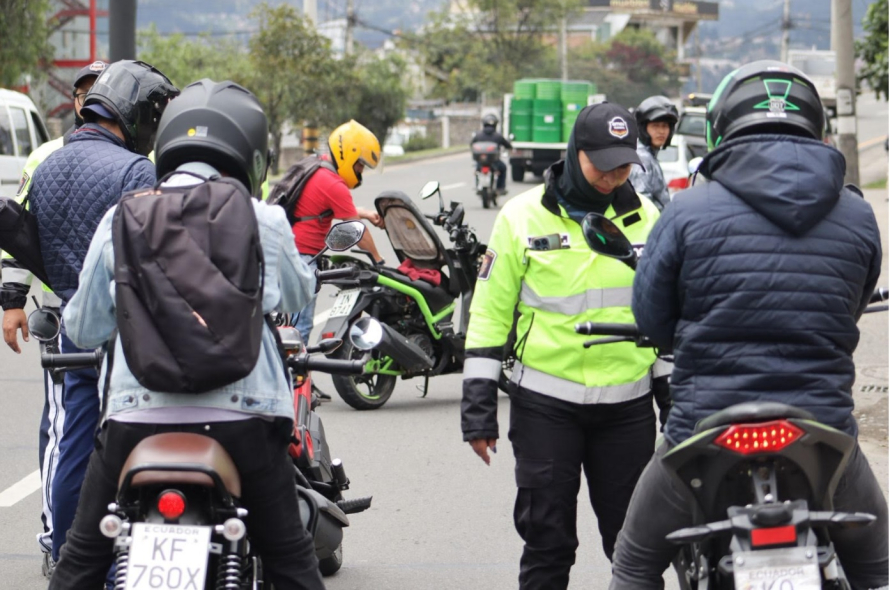 La Empresa Pública de Movilidad, Tránsito y Transporte de Cuenca (EMOV EP) mantiene un trabajo constante en las vías de la ciudad para garantizar el orden, la seguridad y el cumplimiento de la normativa vigente.