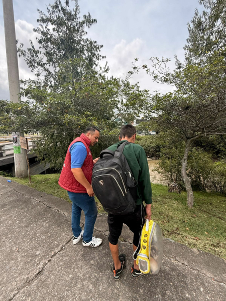 Con una visión profundamente humana y de seguridad integral, la Alcaldía de Cuenca, a través de su Dirección de Desarrollo Social y Productivo, lidera un operativo interinstitucional para la recuperación de los puentes de la ciudad. Esta iniciativa busca transformar áreas críticas en espacios seguros y brindar alternativas dignas a personas en situación de calle y movilidad humana.