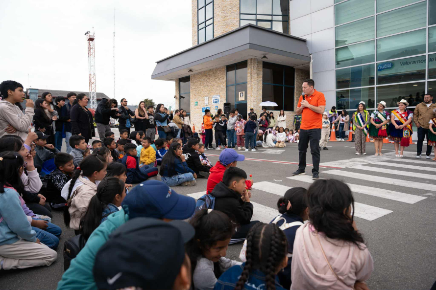 Gracias a la coordinación entre la Alcaldía de Cuenca, la Corporación Aeroportuaria de Cuenca y el apoyo del Consorcio de Juntas Parroquiales, más de 600 niños de todas las parroquias rurales de Cuenca participaron en una visita educativa al Aeropuerto Mariscal La Mar.