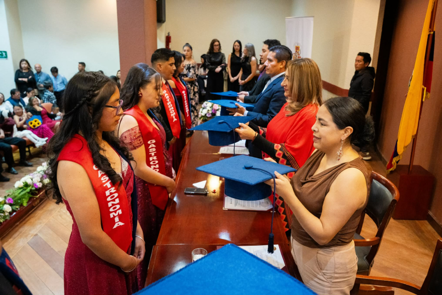  Un total de 101 estudiantes de la Escuela Taller Cuenca culminaron su proceso de formación y recibieron su titulación artesanal durante una ceremonia desarrollada en el Salón de la Ciudad, como parte de la promoción 2025–2026. Los nuevos artesanos se formaron en las ramas de Belleza, Jefe de Cocina–Chef, Ebanistería y Construcción Civil, con conocimientos orientados a fortalecer sus oportunidades de empleo, autoempleo y emprendimiento.