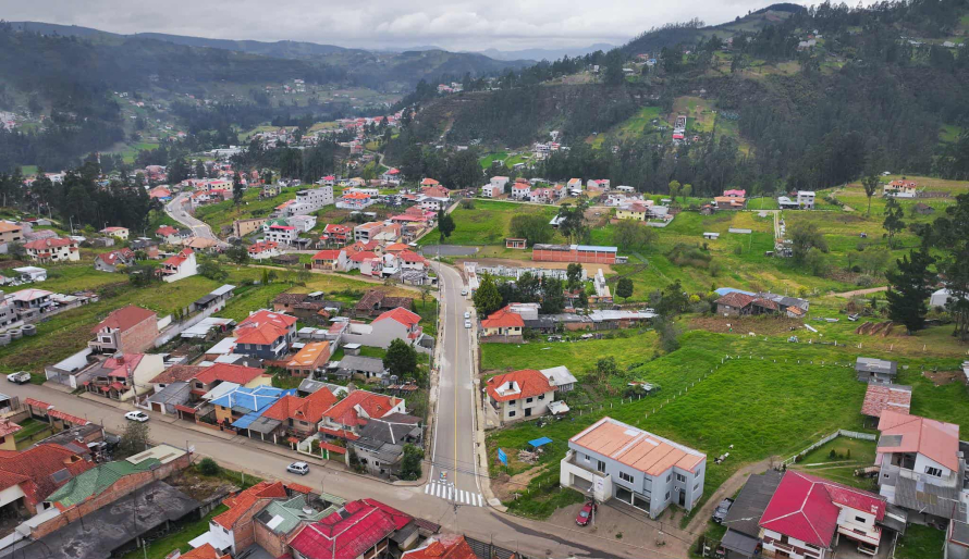 La parroquia Baños conmemoró sus 173 años de parroquialización en una sesión solemne marcada por anuncios y entregas de obras que reflejan el compromiso de la Alcaldía de Cuenca con el desarrollo de la ruralidad.
