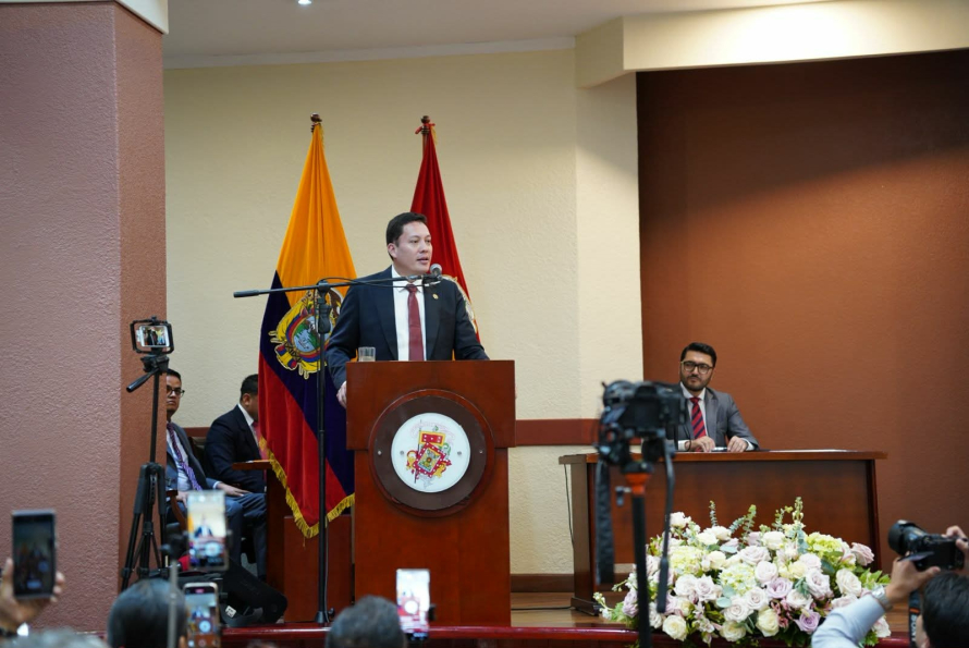 Refundar la ciudad sobre los pilares de la salud, sostenibilidad ambiental,  servicios, sostenibilidad laboral y seriedad propuso en su discurso el alcalde, Cristian Zamora durante la sesión conmemorativa de los 469 años de fundación de Santa Ana de los Ríos de Cuenca.