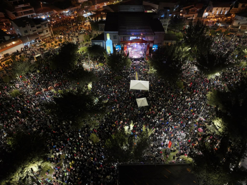 En el marco de la agenda oficial “El Carnaval es Cuenca 2026”, la Alcaldía de Cuenca, a través de la Fundación Municipal Turismo para Cuenca y la Dirección General de Cultura, Recreación y Conocimiento, llevó a cabo con éxito el tradicional Jueves de Compadres y Comadres en el Parque de La Libertad.