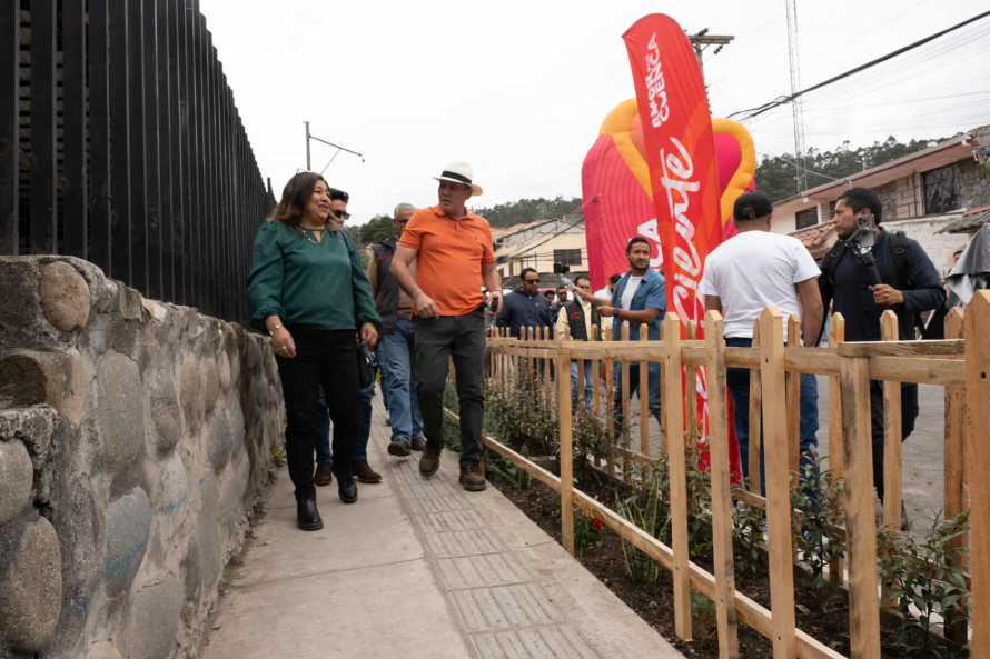Alcalde Cristian Zamora inauguró  1.2 km  de veredas en Las Orquídeas