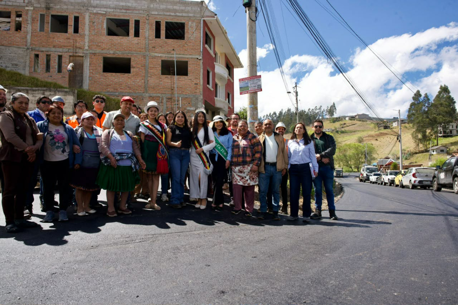 La alcaldesa subrogante de Cuenca, Marisol Peñaloza, constató la culminación de obras de asfaltado en 800 metros de la vía a Patapamba, en la parroquia Turi.