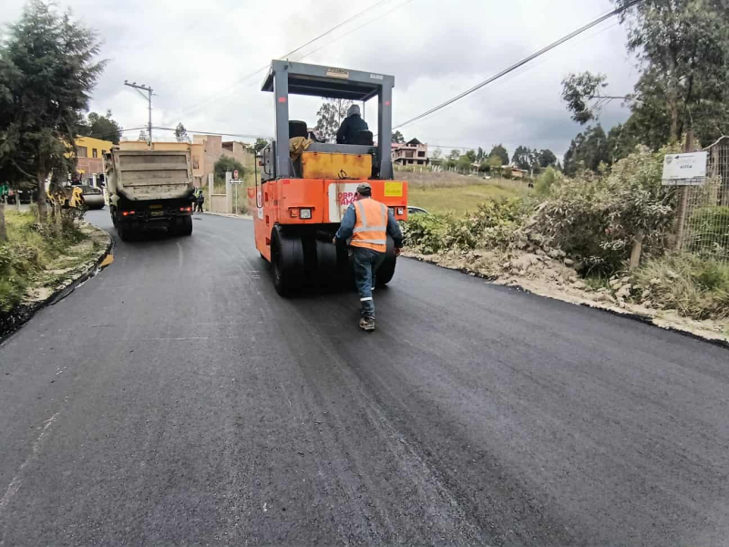 La mañana de este sábado, junto a los moradores  del sector de Yanaturo de la parroquia de Sinincay, el alcalde de Cuenca, Cristian Zamora, recorrió las obras de asfalto que ejecuta el equipo de obreros e ingenieros de las Direcciones de Obras Públicas y Fiscalización.