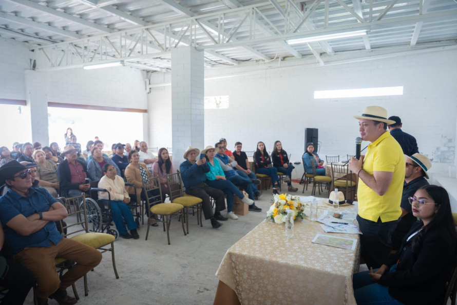El alcalde Cristian Zamora recorrió este mediodía la zona de El Cedillo-Baguanchi, en la parroquia El Valle, donde el Municipio de Cuenca ejecutó obras de mitigación de deslizamientos en una de las áreas más vulnerables por fallas geológicas e inestabilidad del terreno.