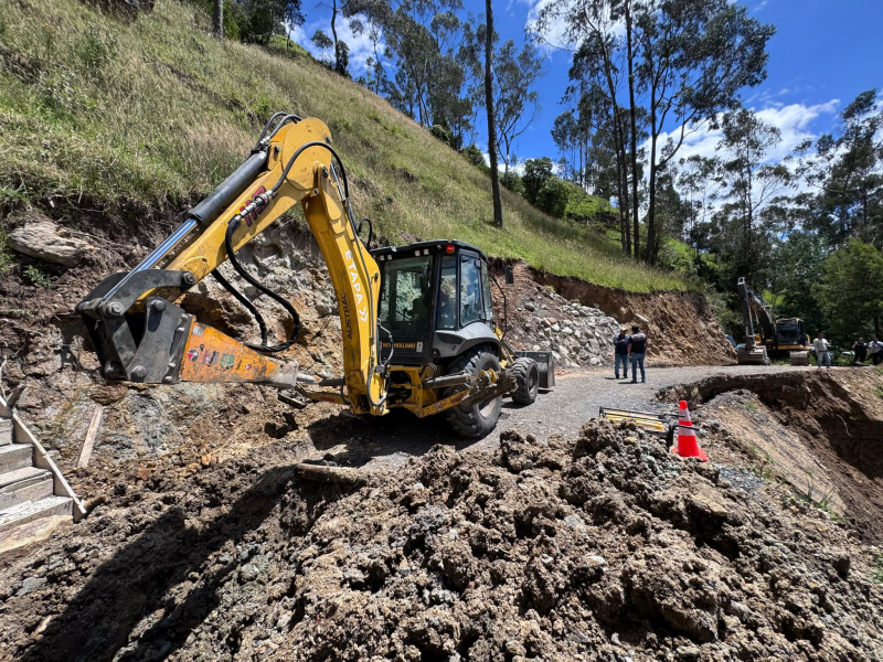   ETAPA EP informa a la ciudadanía que avanzan los trabajos de reposición de la tubería afectada por un macro deslizamiento de tierra en la zona de captación, que provocó la pérdida de un tramo de la conducción de agua cruda que abastece a la Planta de Agua Potable Chulco Soroche.