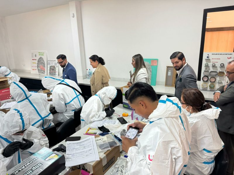 En el marco del fortalecimiento institucional y la cooperación interinstitucional, el Consejo de Seguridad Ciudadana del cantón Cuenca (CSC) y la Unidad Académica de Criminología y Ciencias Forenses de la Universidad Católica de Cuenca, sede Azogues, firmaron un convenio orientado a promover espacios de formación práctica para los estudiantes, así como su participación en procesos de vinculación con la sociedad.