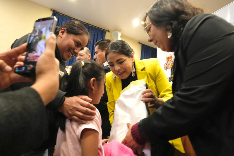 A través de la campaña “Educatón 2026” un total de 174 kits escolares fueron entregados la mañana de este miércoles a niñas y niños; hijos de 92 trabajadores de la EMAC EP, conocidos cariñosamente como las “Hormiguitas”, quienes diariamente cumplen labores de limpieza y cuidado de la ciudad.