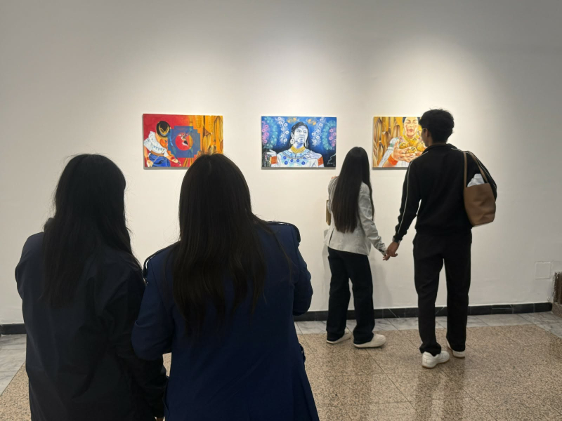 La Galería de la Alcaldía suma una nueva propuesta a la agenda cultural de Cuenca con la exposición “Lo que habita – UNAE 2026”, una muestra colectiva que reúne el trabajo de docentes, estudiantes y personal administrativo de la carrera de Pedagogía de las Artes y Humanidades de la Universidad Nacional de Educación (UNAE).