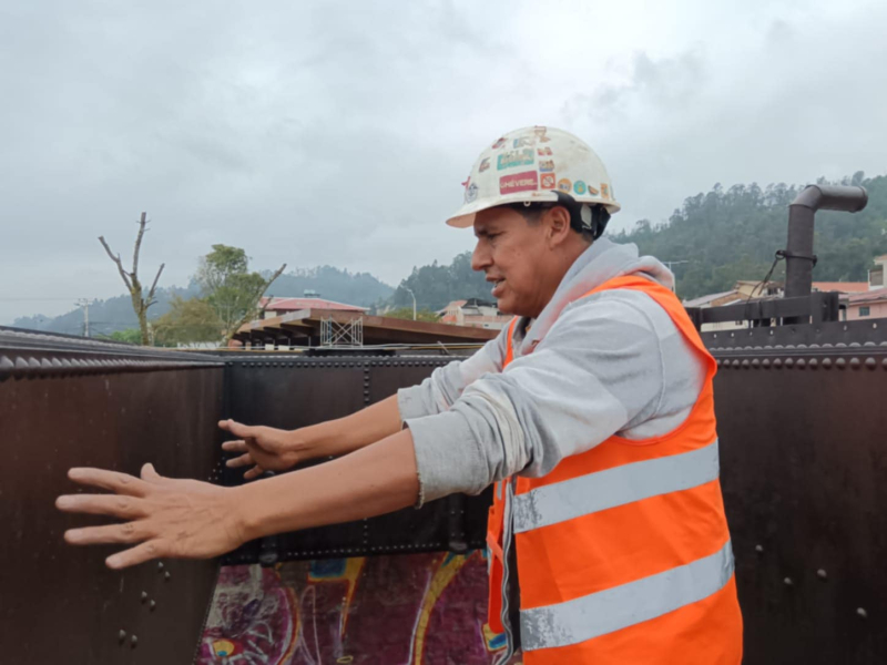 Lodo, maleza y grafitis cubrían totalmente dos vagones y una cisterna, que eran parte de la antigua estación del tren en el sector de Gapal. Este sitio simbólico para la ciudad, desde hace 32 años estaba en total abandonó, pero hace dos meses el Municipio de Cuenca, a través de la Unidad Ejecutoria de Proyectos inició la construcción del Parque del Ferrocarril, que incluye la restauración de estas piezas.
