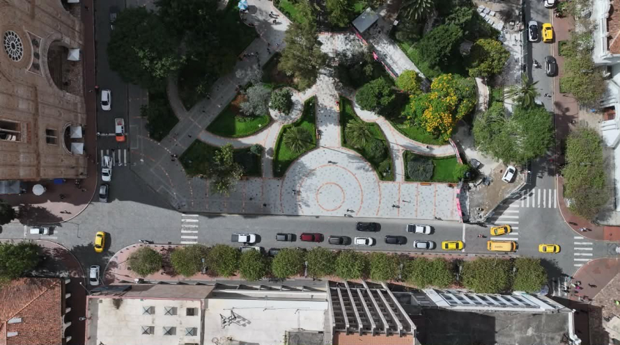 La reconstrucción de la infraestructura física y eléctrica del Parque Calderón se cumple según lo planificado. El pasado lunes culminaron los trabajos en el segundo cuadrante, entre las calles Luis Cordero y Mariscal Sucre. A la fecha, el avance de la obra física es del 41%.
