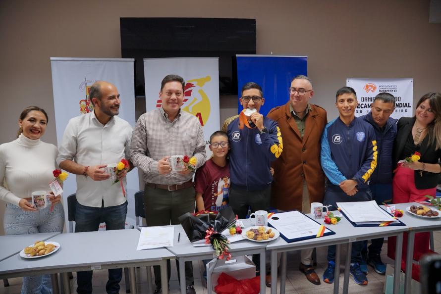 “Estoy sumamente contento, estamos emocionados todos de que un hijo de Cuenca pueda dejar a la ciudad en alto en otros países”, afirmó el alcalde de Cuenca, Cristian Zamora, durante el recibimiento al atleta Daniel Pintado, quien obtuvo la medalla de plata en Marcha 35K, en el XIX Campeonato Mundial de Atletismo de Budapest, Hungría.