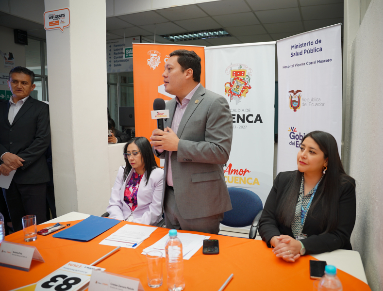 En el Hospital Vicente Corral Moscoso, alcalde de Cuenca, Cristian Zamora, realizó hoy el lanzamiento de la propuesta 83 de su plan de trabajo relacionada con la dotación de Internet en Centros de Salud Pública.