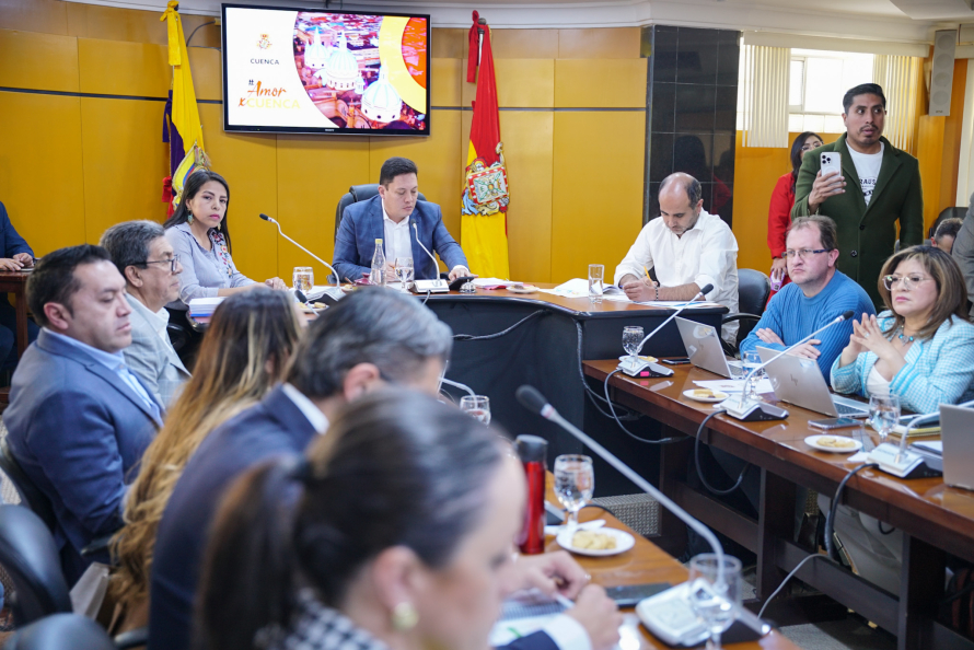 El Concejo Cantonal de Cuenca presidido por el alcalde Cristian Zamora, resolvió este jueves rechazar la ausencia del ministro de Energía, Fernando Saltos Alvite, a la convocatoria del Cuerpo Edilicio para que explique detalles y alcance del fideicomiso que afectaría al patrimonio de las empresas públicas del sector eléctrico, de manera particular el de la Empresa Eléctrica Regional Centro Sur C. A.