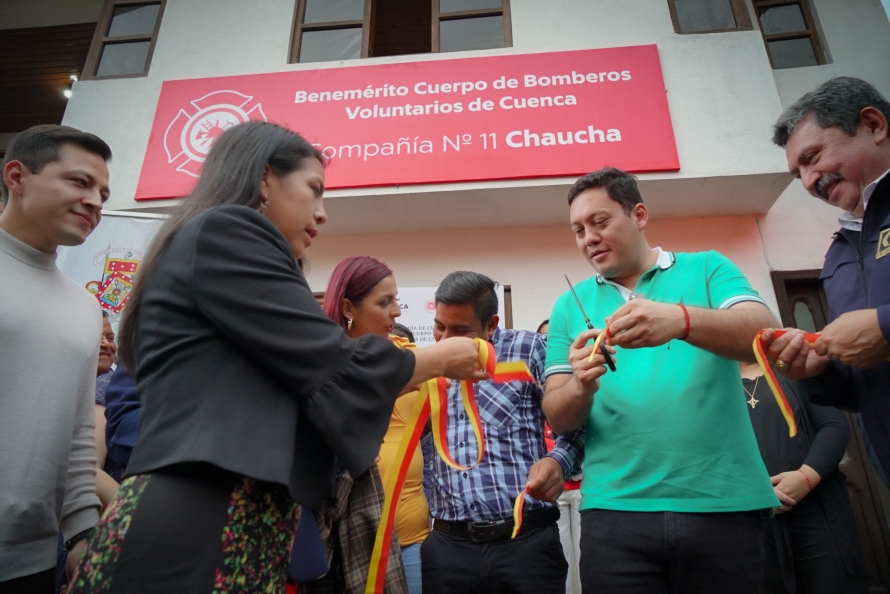 Alcalde Cristian Zamora inaugura estación de Bomberos Cuenca en la parroquia Chaucha