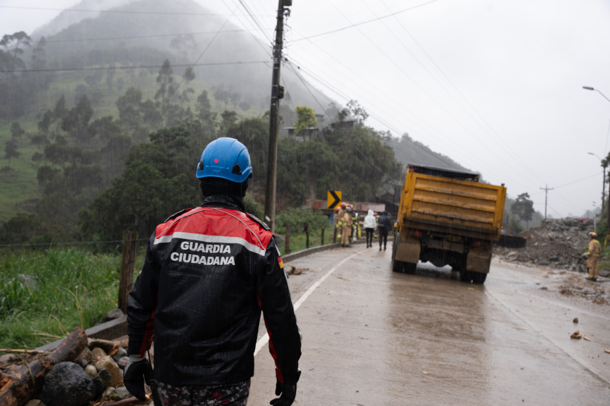 El intenso temporal en Cuenca y zonas aledañas activó los organismos de emergencia del Municipio de Cuenca que, desde la noche del sábado, tienen a su personal y logística en las principales zonas afectadas como en la parroquia Sayausí donde se registraron varios deslizamientos de tierra que cerraron la vía principal en zonas como Llulluchas-El Molino y Zorrocucho.