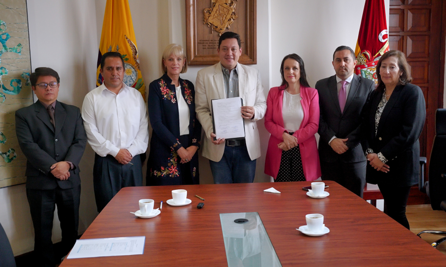 El convenio firmado entre la Corporación Municipal de Cuenca, liderada por el alcalde Cristian Zamora, y la organización no gubernamental CINTERANDES representa un esfuerzo colaborativo crucial para mejorar el acceso a la atención quirúrgica en las zonas rurales del cantón Cuenca, Ecuador, por medio de la implementación de un quirófano móvil.