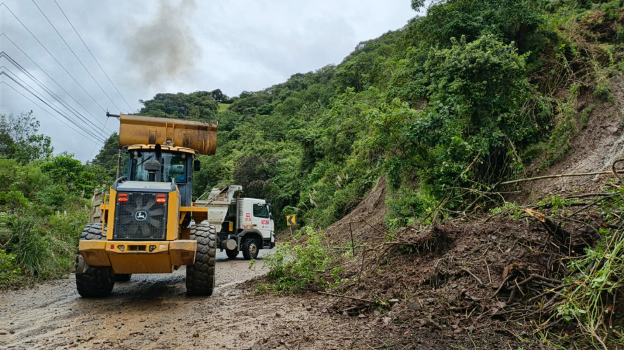 Un total de 20 máquinas y 24 técnicos, trabajan en los sectores de Chaucha, Molleturo (Rio Jaua, Rio Blanco, Girón/Pasaje y Ucubamba), debido a las emergencias generadas por el fuerte temporal que azota a la región.