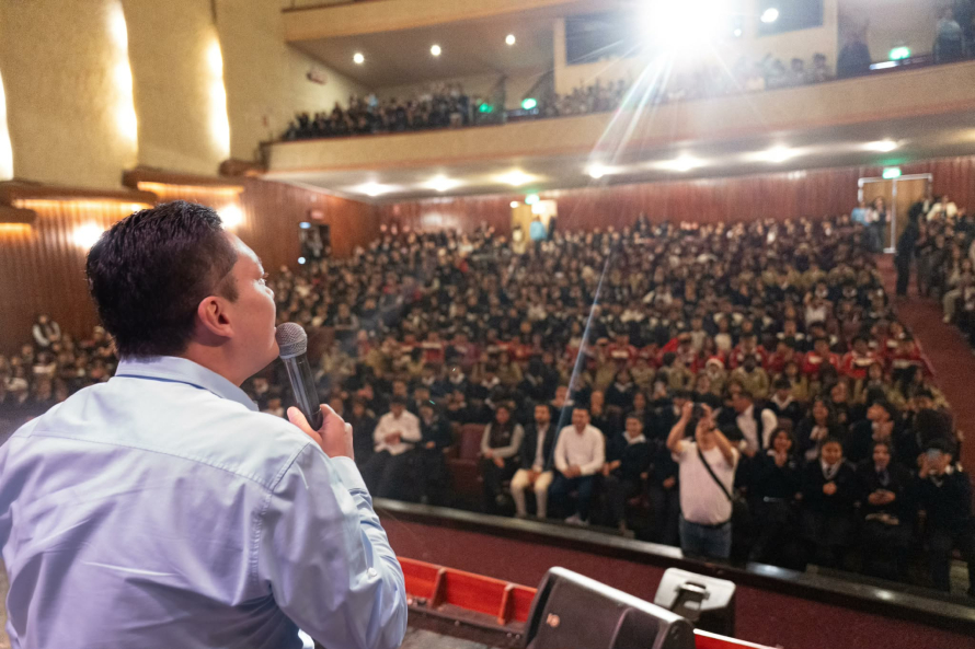 El Consejo Cantonal de Protección de Derechos de Cuenca (CCPD-C), en coordinación con la Casa de la Cultura Núcleo del Azuay, desarrolló la obra teatral “Caso 31-27: Lo que no vimos a tiempo”, una propuesta artística y educativa dirigida a niños, niñas, adolescentes y sus familias, con el fin de generar conciencia sobre los riesgos del bullying y el consumo de sustancias.