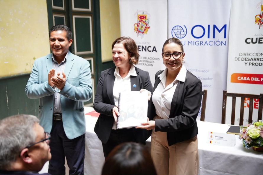 El Municipio de Cuenca, a través de la gestión de la Dirección General de Relaciones Internacionales y Cooperación, y la Organización Internacional para las Migraciones (OIM) realizaron este jueves la entrega de la consultoría para el sistema informático, el nuevo Modelo de Gestión y la adecuación de la Ventanilla Informativa de la Casa del Migrante, con una inversión de USD 24.022, proveniente de cooperación internacional y que no representa un costo para el Municipio de Cuenca.