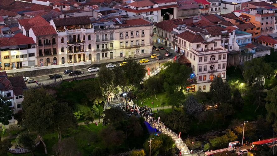 Hace cuatro meses, los estudiantes que se dirigían a la Universidad de Cuenca, debían atravesar el río Tomebamba, por la escalinata César Dávila Andrade, un sitio que estaba descuidado y en malas condiciones con poca iluminación y muy inseguro. Hoy, la realidad es diferente, con la regeneración total hecha por la Alcaldía de Cuenca, a través de la dirección de Áreas Históricas y Patrimoniales. 