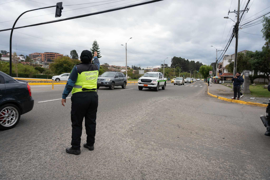 El Municipio de Cuenca, a través de la Dirección de Gestión de Movilidad, monitoreó el tránsito en Monay por el inicio del año lectivo, constatando que las medidas implementadas en el plan de desvíos por la construcción del intercambiador permitieron un desarrollo fluido y seguro de la movilidad durante las horas pico.