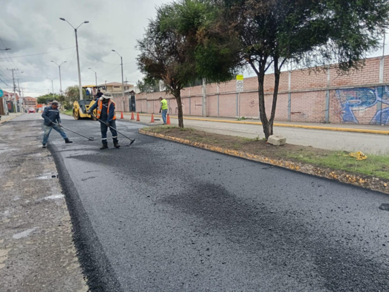 La Dirección de Obras Públicas del Municipio de Cuenca, informa que debido a la falta de provisión de materiales derivados del petróleo por parte de la Refinería de Esmeraldas, suspende temporalmente los trabajos de bacheo, asfaltado y mantenimiento vial, programados en distintos sectores de la ciudad.
