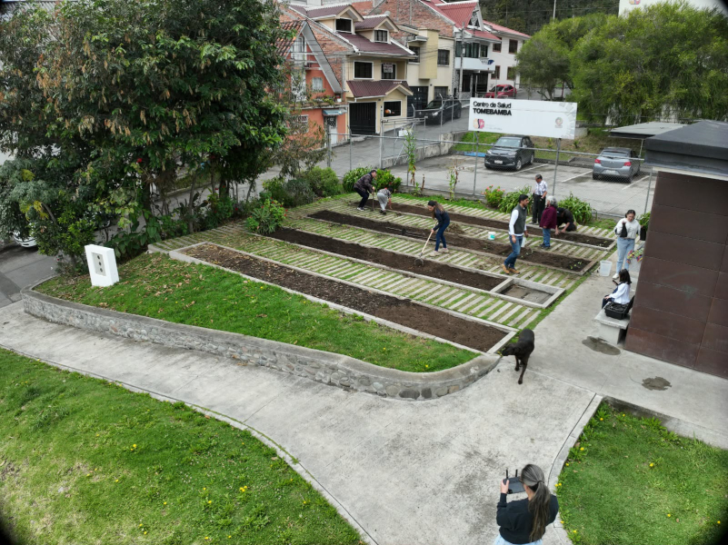 Con la finalidad de  recuperar terrenos olvidados y principalmente contribuir a que las familias cuencanas se alimenten de forma sana, el Municipio de Cuenca y la Universidad de Cuenca, implementaron el proyecto denominado “Huertos Urbanos”,  en el barrio Casa para Todos, que pertenece a la parroquia Monay, cerca del colegio Manuela Garaicoa.