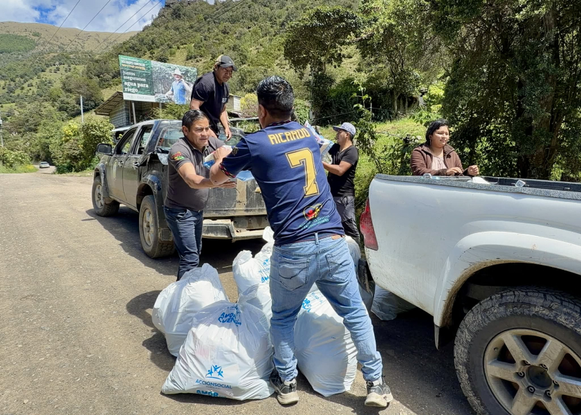 Este domingo, Acción Social Municipal realizó la entrega de ayuda humanitaria a familias del sector de Chaucha que actualmente se encuentran albergadas tras las afectaciones provocadas por la temporada invernal. Durante la jornada se entregaron víveres, vestimenta, cobijas, medicinas, agua y otros enseres de primera necesidad.