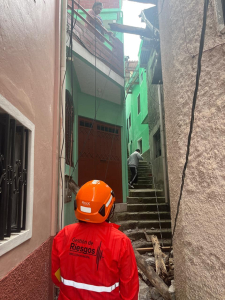 La Dirección de Gestión de Riesgos del Municipio de Cuenca acudió de forma inmediata, ante alerta,  a una inspección técnica en la calle Humbolt, específicamente en la escalinata Francisco Carrasco, tras el colapso estructural de la pared de una vivienda colindante a este espacio público.