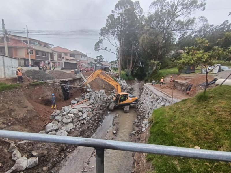 Ante el  fuerte temporal invernal que afecta a diversos sectores del cantón, el equipo técnico y operativo de Obras Públicas está desplegado en zonas vulnerables para mitigar riesgos y garantizar la seguridad de la población.