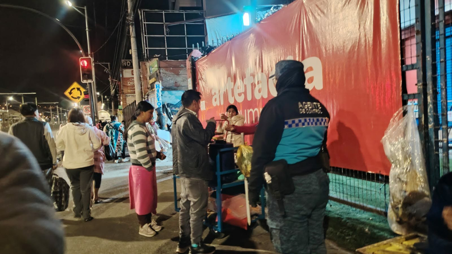 La Alcaldía de Cuenca, a través de la Dirección de Mercados, en coordinación con la Guardia Ciudadana, y EMOV EP, desarrolló una nueva jornada de operativos interinstitucionales en los alrededores del Mercado El Arenal. El objetivo fue fortalecer el control de las ventas informales, precautelar el uso adecuado del espacio público y garantizar condiciones de movilidad y seguridad para comerciantes, peatones y conductores.