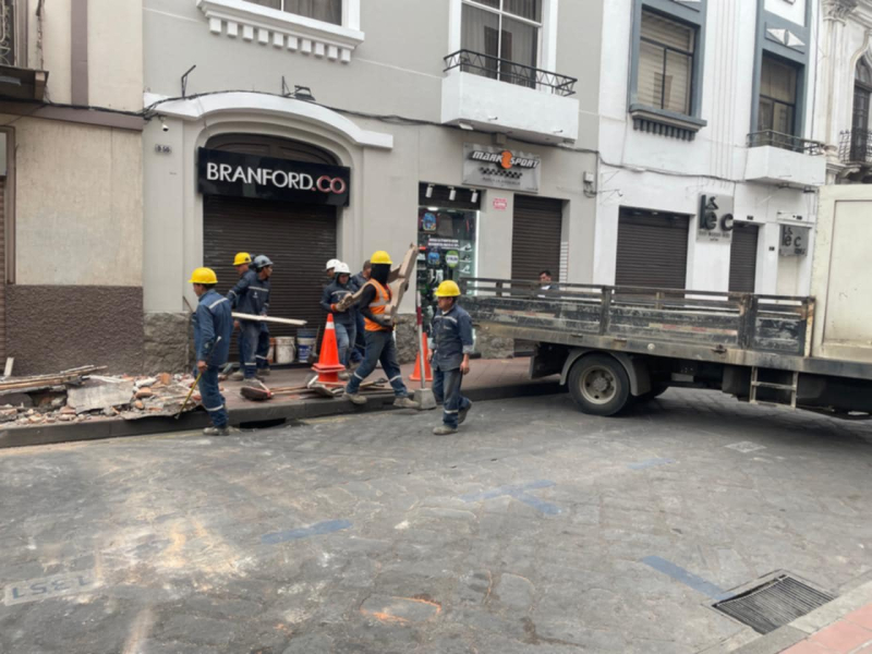 La mañana de este jueves 31 de julio se reportó el colapso parcial del alero de una vivienda patrimonial, ubicada en la intersección de las calles General Torres y Gran Colombia, en el Centro Histórico de Cuenca.