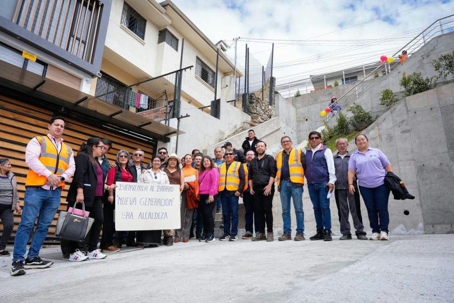 La alcaldesa de Cuenca, Marisol Peñaloza, recorrió las obras de vialidad de las parroquias Bellavista y Yanuncay para constatar su avance y conocer a detalle las necesidades de los moradores. La primera visita fue a la calle Pasacalle de 107m, ubicada en el sector de la Loma de Cullca, cuyas escalinatas nuevas conectan con  la calle Yaupi y la Pasacalle.