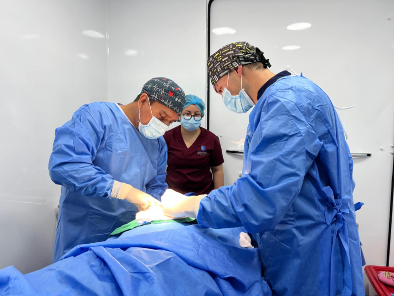 La Unidad Quirúrgica Móvil (UQM) del Hospital Municipal de Cuenca, en coordinación con la Alcaldía de Cuenca y Acción Social Municipal, realizó este viernes 7 cirugías menores ambulatorias en la parroquia Chiquintad, acercando atención especializada a la comunidad de forma gratuita y con calidad.