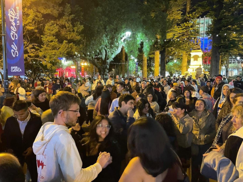 La capital azuaya vivió un feriado lleno de movimiento turístico, cultural y comercial. Del viernes 8 al lunes 11 de agosto, por el Primer Grito de Independencia, la ciudad recibió 84.470 visitantes, con una ocupación hotelera promedio del 87,19%, registrando su punto más alto el día sábado con un 99,05% y el domingo con un 98,84% de ocupación, esto generó un impacto económico de USD 16,23 millones solo en el sector turístico. 