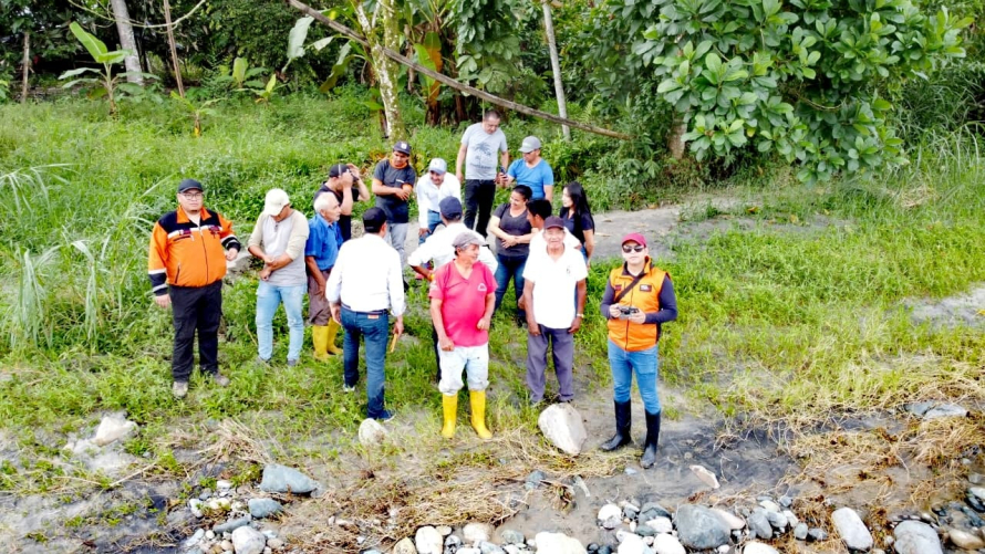 Técnicos de la Dirección Municipal de Gestión de Riesgos (DGR), en coordinación con las autoridades del Gobierno Autónomo Descentralizado (GAD) Parroquial de Molleturo, visitaron las comunidades de Aguas Calientes y  Luz y Guía, zonas afectadas por el fuerte temporal que vive la región.  