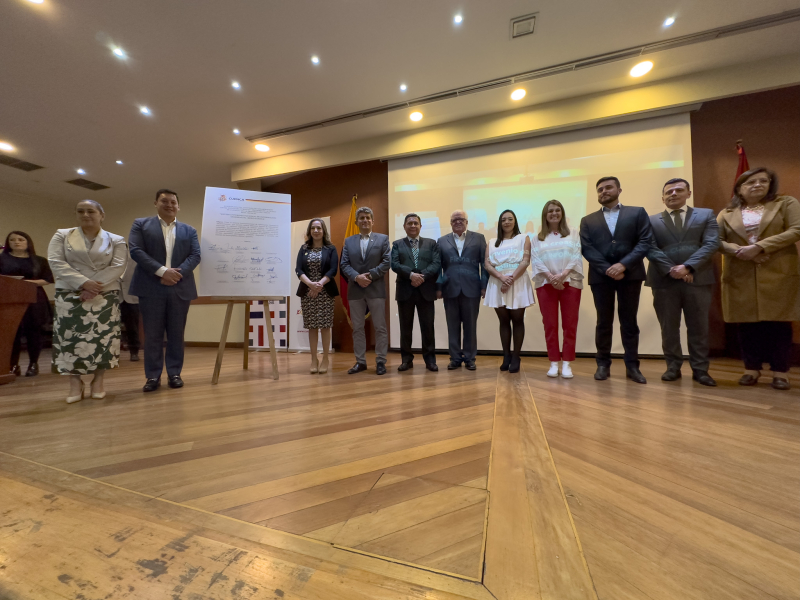 En total 16 empresas entre públicas y privadas suscribieron el convenio que posibilita la creación del “Sistema Interinstitucional de Información Geoespacial” - SIGEO-CUENCA. Esta herramienta digital permitirá disponer de variada información con datos de los procesos de gestión del cantón y provincia. El lanzamiento se cumplió la mañana de este jueves 29 de junio, en el Salón de la Ciudad. 