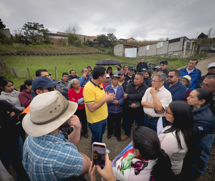 Alcalde de Cuenca y moradores del barrio Central de Miraflores recorren daño en matriz de agua potable