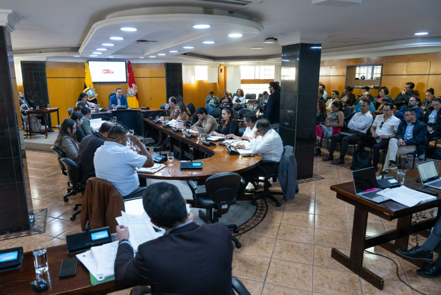 El Concejo Cantonal de Cuenca aprobó en primer debate la propuesta de Ordenanza Interpretativa a los artículos 15 y 17 de la “Ordenanza General para la Determinación, Recaudación y Cobro por el Servicio Sanitario y Ambiental de Gestión Integral de Residuos y Desechos Sólidos”, presentada por la Empresa Pública Municipal de Aseo de Cuenca - EMAC EP.