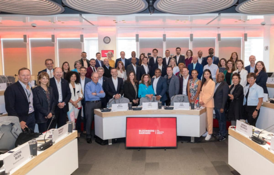 Entre más de 200 aspirantes, 47 alcaldes de 17 países estarán en la novena promoción de la Bloomberg Harvard City Leadership Initiative. En este selecto grupo, consta el alcalde de Cuenca, Cristian Zamora, quien desde agosto próximo, será parte de este programa internacional que busca cerrar la brecha en desarrollo ejecutivo para el sector público, facilitando herramientas y habilidades para solucionar desafíos, fortalecer la administración y mejorar resultados.